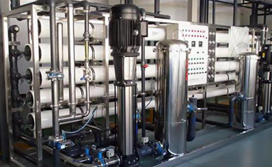 半导体超纯水设备是应用于半导体生产零件清洗的超纯水设备，需要符合特定的用水水质标准,半导体超纯水设备出水水质要符合美国ASTM纯水水质标准、我国电子工业电子级水质技术标准18MΩ.cm以上