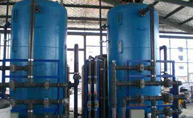 混床是指水依次通过装有氢型阳离子交换树脂的阳床和装有氢氧型阴离子交换树脂的阴床的系统。氢型阳交换床用于除去水中的阳离子；氢氧型阴离子交换床用于除去水中的阴离子。通过复床可将水中的种矿物盐基本除去。为了获取较好的除盐效果，阳床内装载强酸阳离子交换树脂，阴床一般内装载强碱阴离子交换树脂?；齑惨卜治迥谕皆偕? width=