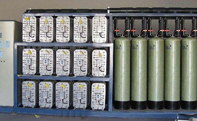 半导体、集成电路芯片及封装、液晶显示、高精度线路板、光电器件、各种电子器件、微电子工业、大规模、超大规模集成电路需用大量的纯水、高纯水、超纯水清洗半成品、成品。集成电路的集成度越高，线宽越窄，对水质的要求也越高。目前我国电子工业部把电子级水质技术分为五个行业等级，分别为18MΩ.cm、15MΩ.cm、10MΩ.cm、2MΩ.c