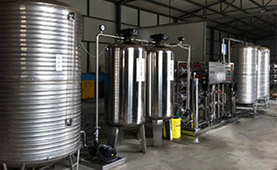 反渗透是一种现代新型的纯净水处理技术。通过反渗透元件来提高水质的纯净度，清除水中含有的杂质和盐。我们日常所引用的纯水或超纯水都是经过反渗透设备处理的，水质几乎不导电。