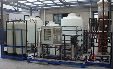 电镀涂装行业中，为了增加镀件表面光洁度、亮度、附着力，电镀液的配制需要用电导率在15uS/cm以下的纯水，另外在镀件漂洗时也需用电导率在10uS/cm以下纯水来清洗。