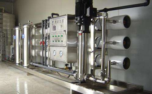 纸工业是与国民经济发展息息相关的重要产业，还是一个工艺复杂资源消耗量大产生污染物多的工业，所以在水质上不能忽视。需要采用工业纯水设备，根据需求采用一级工业纯水设备和二级工业纯水设备制取的纯水来生产。