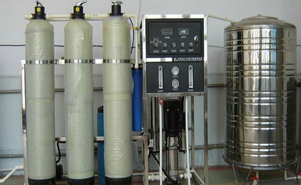 电子工业生产或者配件清洗需用到纯水，水质的高低也会影响生产。电子工业的高速发展表明一个国家的高新技术产业有了长足进步，我国几十年来特别是进入新世纪以来电子行业的有了稳定快速的发展。电子工业包括半导体、芯片、线路板等，这些与人们的现在的生活密切相关。