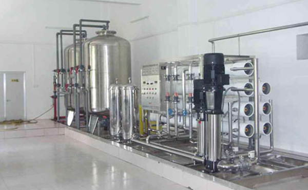 日用化妆品纯水设备采用反渗透过滤技术,反渗透RO技术是当今先进和有效的除盐技术。其原理是在压力的作用下，水分子透过反渗透膜成为纯水，水中的杂质被反渗透膜截留排出。