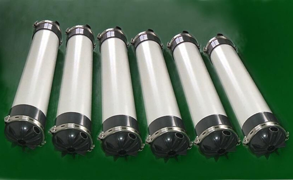 超滤膜，是一种孔径规格一致，额定孔径范围为0.001-0.02微米的微孔过滤膜。在膜的一侧施以适当压力，就能筛出小于孔径的溶质分子，以分离分子量大于500道尔顿、粒径大于2～20纳米的颗粒。超滤膜是最早开发的高分子分离膜之一，在60年代超滤装置就实现了工业化。