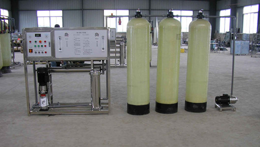 软化水系统包括三部分，即离子交换部分、盐再生部分和控制部分。离子交换技术是软化系统的工作原理，它的主体是离子交换树脂，由于水的硬度主要由钙、镁形成及表示，故一般采用阳离子交换树脂，将水中的Ca2+、Mg2+（形成水垢的主要成份）置换出来，随着树脂内Ca2+、Mg2+的增加，树脂去除Ca2+、Mg2+的效能逐渐降低。