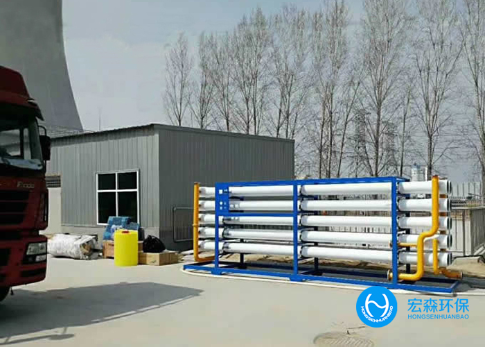 造纸工业废水主要来源于分制浆和抄纸两个生产过程。制浆产生的废水，污染为严重，洗浆时排出废水呈黑褐色，其中污染物浓度很高，BOD高达5～40 g/L，含有大量纤维、无机盐、色素和大量的酸碱物质。抄纸机排出的废水，其中含有大量纤维和在生产过程中添加的填料和胶料。同时造纸过程中还需要加入一些必要的化学助剂，加重了对水体的污染造纸污