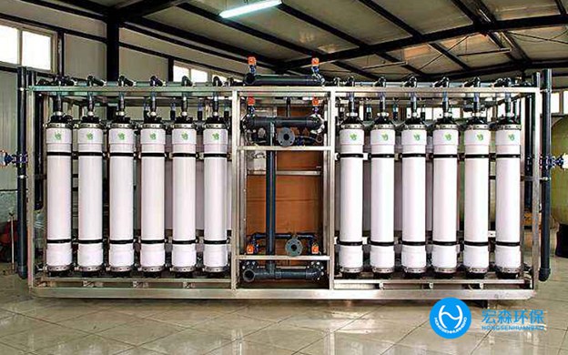 随着经济发展人们对生活要求也提高，有了大量食品加工行业，但是这个行业在生产过程中会排放大量污水，如果不及时处理，污水可能会流入食品生产工艺中，影响食品的卫生。食品加工行业想要处理食品加工污水，就选择食品加工废水零排放设备，应注重其优点和特点。食品加工废水零排放设备精确地将接触氧化工艺和活性污泥相结合，使废水处理水平大大提高。 食品加工废水零排放设备 一、投资难 建设大型废水处理厂的投资压力往往很大，这种食品加工废水零排放设备的总投资非常小，市场价格从几万到几十万不等，适用于房地产、大工厂等社会大资金的投资，等等，这也更符合&ldquo;谁污染谁治理&rdquo;的原则。 二、精确实现中水回用，达到节水的目的 大型废水处理厂开展中水业务的主要障碍是铺设一条极大的中水通道管网，综合设备可以更敏捷地配置。通常来说，排水点也是中水回用的点，这样就全然可以省去下方水道的建设。 三、要精确解决建筑面积问题 废水处理厂的建设必须占用大面积的土地，但随着城市化进程和土地利用日趋恶化，综合设备处理效率很低，而且可以埋在地表下列，基本上不占用土地面积。 四、缓解市政管理建设压力 大型废水处理厂的建设需要大型市政管网系统的建设。对于网络不兴盛的小区、工厂、风景名胜区的建设，管理不便于，也是资金的浪费。而且这种食品加工废水零排放设备更便于分离排水，不会增加废水管道的压力。 