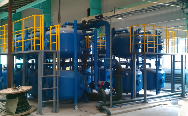 石油化工炼油装置循环水系统简介石油化工炼油装置循环水系统是炼油生产的核心配套系统，主要为炼油全流程设备提供冷却服务，覆盖常减压、催化裂化、加氢精制等关键装置，是保障炼